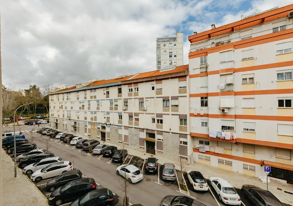 T3 Muito Luminoso com Excelente Localização na Amadora! - Image 16